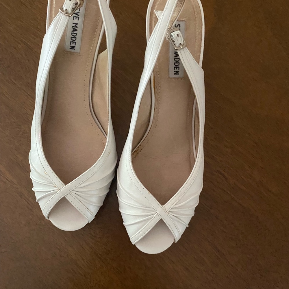 Steve Madden White Heels Elegant Peep-Toe Design